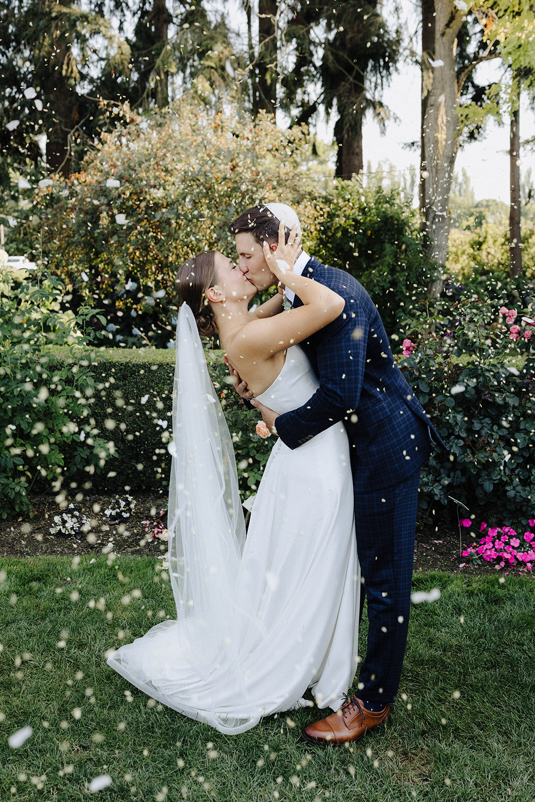 A Christianson's Nursery Garden Party Wedding — Hannah Faye Photography, image size:1067x1600